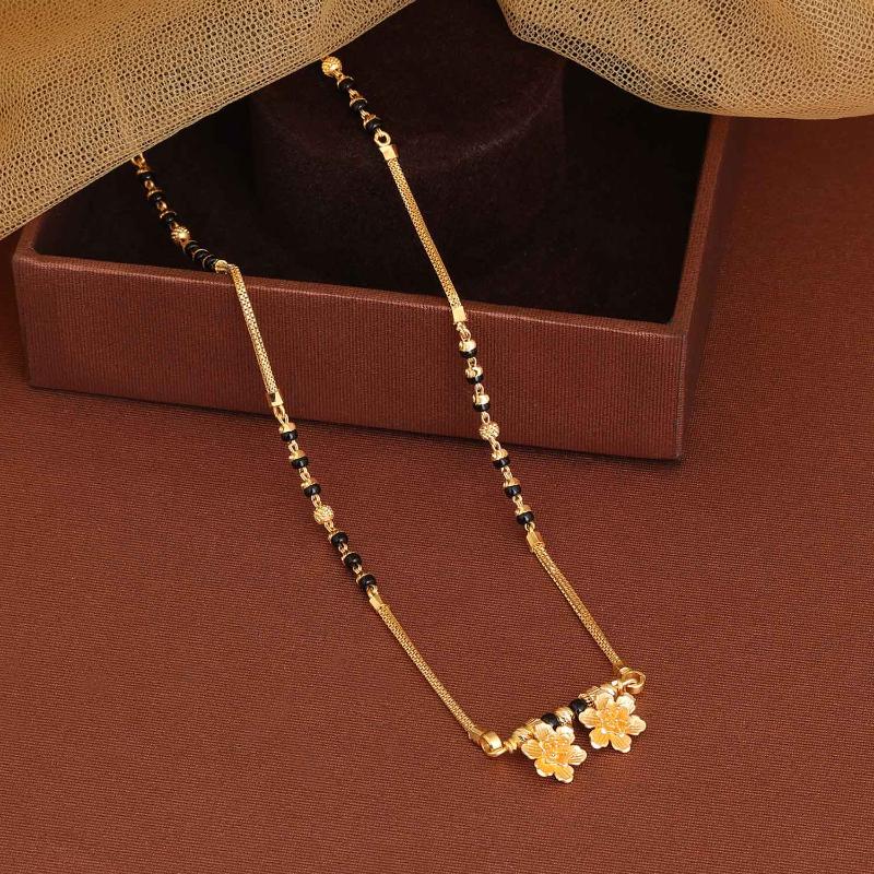 शॉर्ट मंगळसूत्र स्टाइलिंग